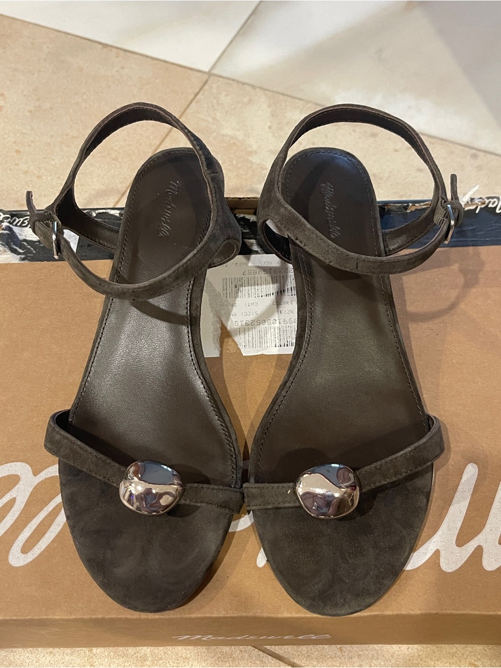 Madewell - The Mila Sculpted Hardware Thong Sandal in Suede - Charred Oak